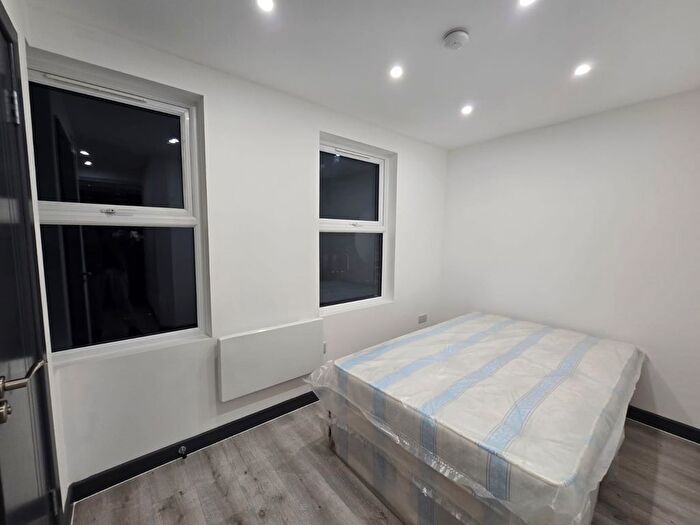 Studio To Rent In Queens Road, Southall, UB2