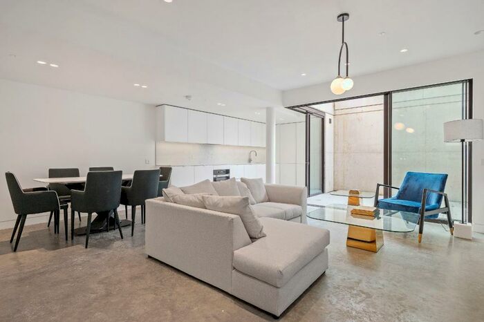 3 Bedroom Mews To Rent In Chadwell Mews, London, EC1R