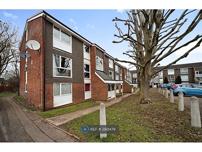 2 Bedroom Flat To Rent In Cuffley Court, Hemel Hempstead, HP2