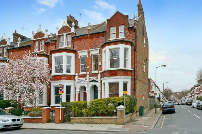 1 Bedroom Apartment To Rent In Bolingbroke Grove, London, SW11