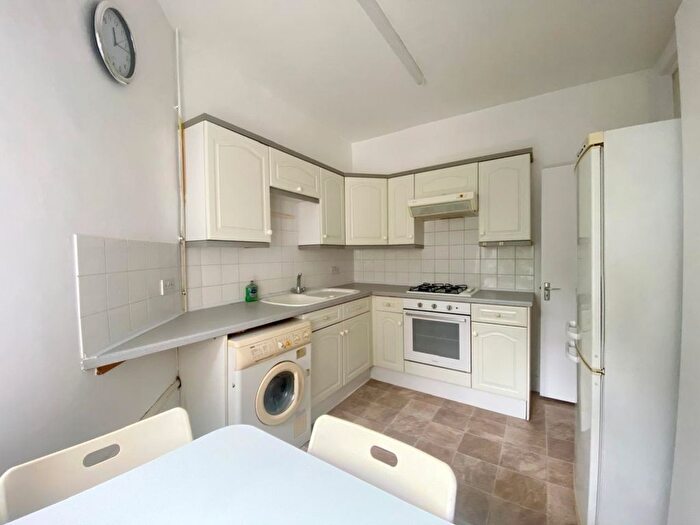 1 Bedroom Flat To Rent In Woodstock Grove, Shepherds Bush, London, W12