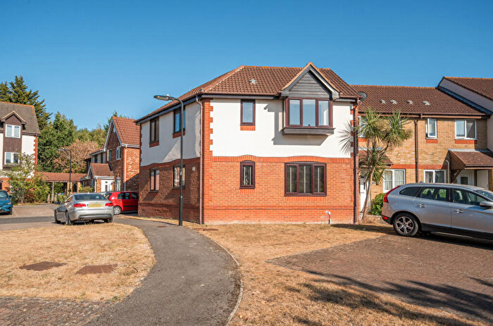 2 Bedroom Maisonette For Sale In Dundonald Close, Waterside Park, Southampton, Hampshire, SO19