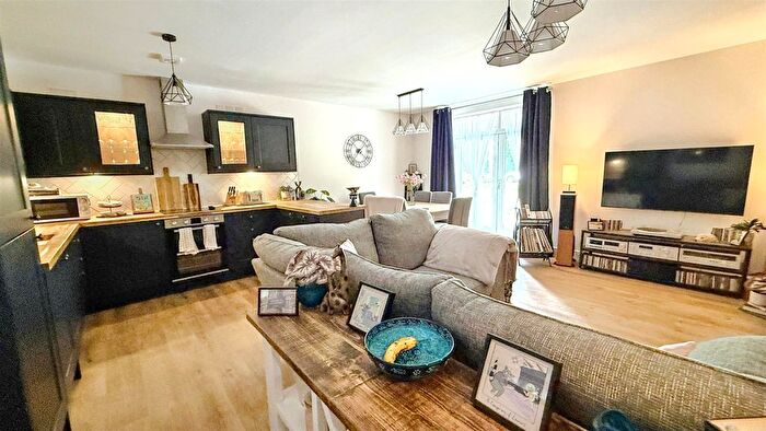 2 Bedroom Flat For Sale In Middlepark Drive, Northfield, Bvt, Birmingham, B31