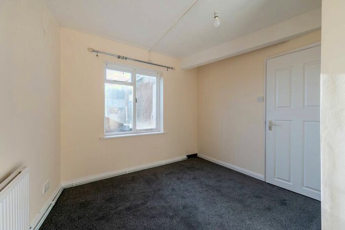2 Bedroom Flat To Rent In Tolworth Rise South, Tolworth, Surbiton, KT5