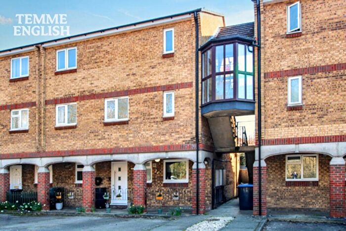 2 Bedroom Flat For Sale In Woodstock Crescent, Laindon, SS15