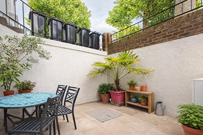 2 Bedroom Flat For Sale In Hammersmith Grove, London, W6