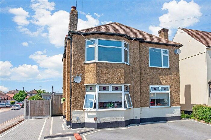 3 Bedroom Maisonette For Sale In Crystal Avenue, Hornchurch, Essex, RM12