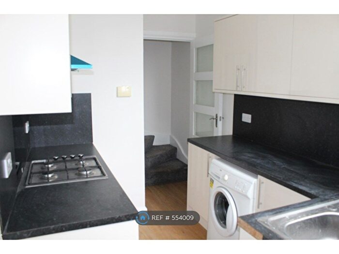 2 Bedroom Flat To Rent In Alwoodly, Leeds, LS17
