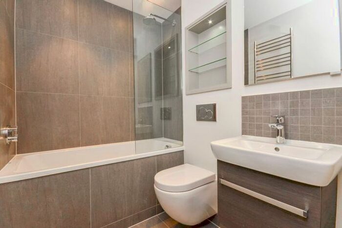 2 Bedroom Flat To Rent In South Wimbledon, South Wimbledon, London, SW19