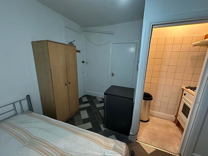 Studio To Rent In Green Lanes, London, N4