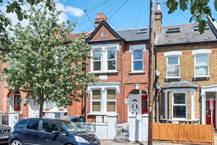 3 Bedroom Maisonette For Sale In Trevelyan Road, London, SW17