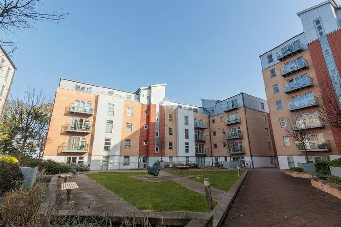 3 Bedroom Flat To Rent In Queen Mary Avenue, E18