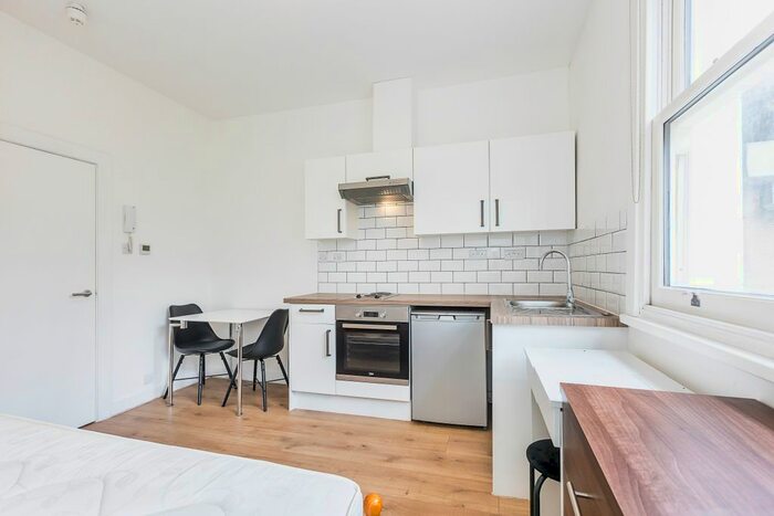 Studio To Rent In - Warwick Road, London, SW5
