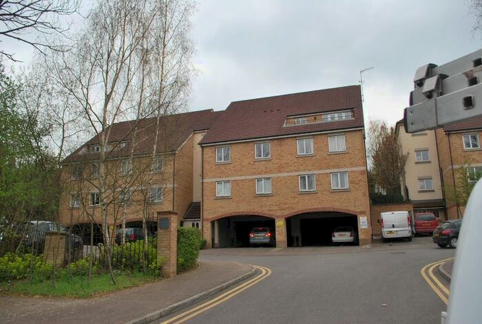 2 Bedroom Flat To Rent In Noke Drive, Redhill, RH1