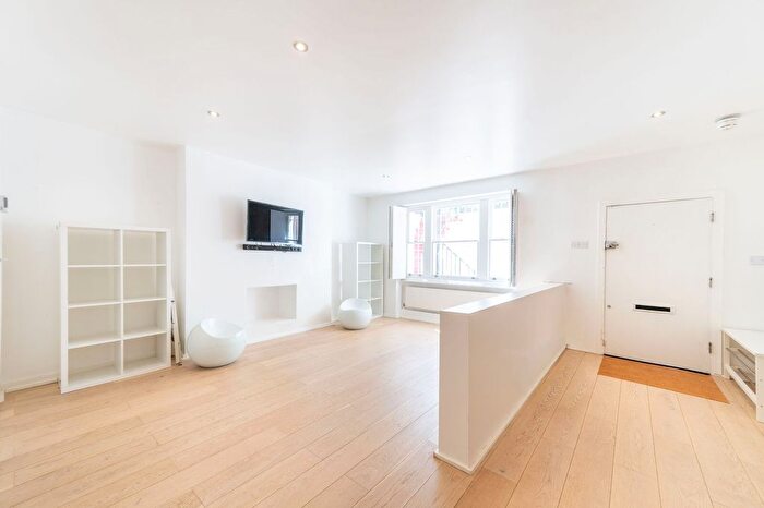2 Bedroom Flat To Rent In Kensington Garden Square, Bayswater, London, W2