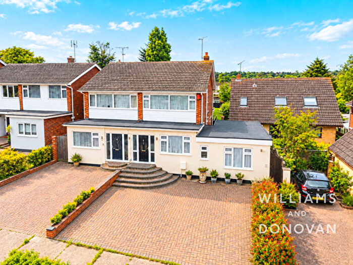 5 Bedroom Semi-Detached House For Sale In Roseberry Avenue, Benfleet, SS7