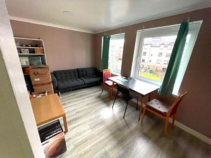 2 Bedroom Flat To Rent In L – Hermits Croft, Edinburgh, EH8