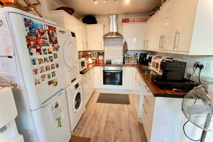 2 Bedroom Apartment To Rent In High Road, London, N12