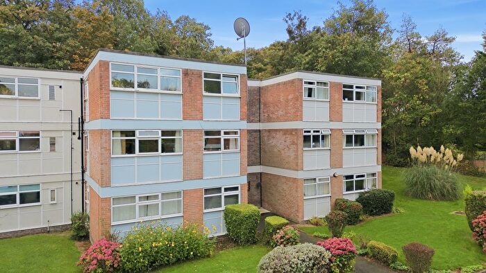 3 Bedroom Flat For Sale In Newton Court, Oakwood, Leeds, LS8