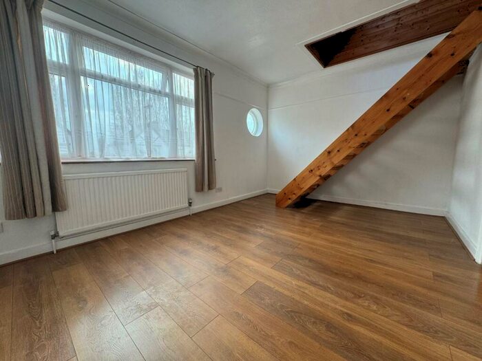 2 Bedroom Terraced House To Rent In Amersham Avenue London, N18