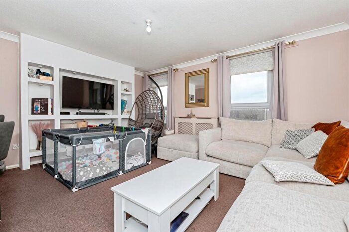 3 Bedroom Maisonette For Sale In Peartree Close, South Ockendon, RM15
