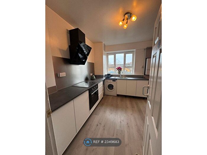3 Bedroom Flat To Rent In Penrose Street, London, SE17