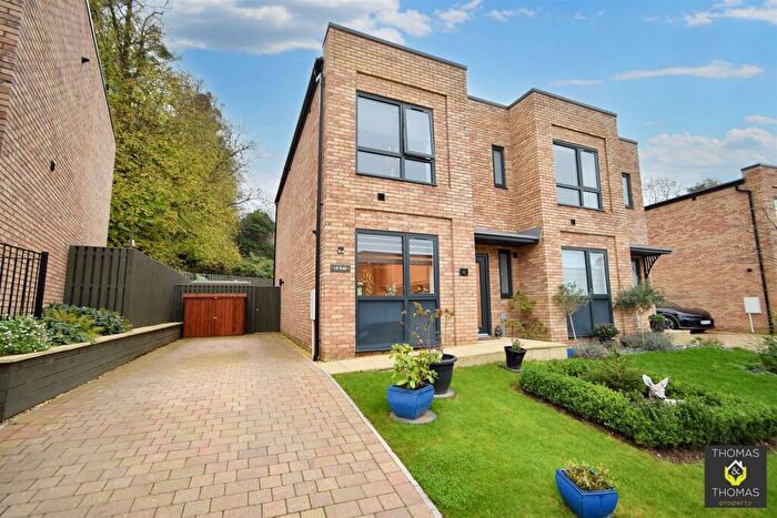 3 Bedroom Semi-Detached House For Sale In Beatrice Webb Lane, Standish, GL10