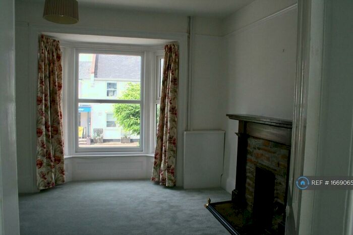 3 Bedroom Flat To Rent In East Street, South Molton, EX36