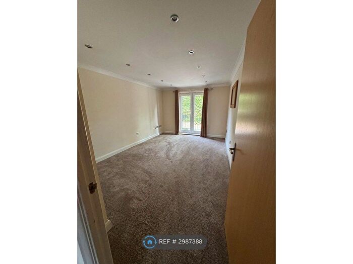 2 Bedroom Flat To Rent In Old College Road, Newbury, RG14