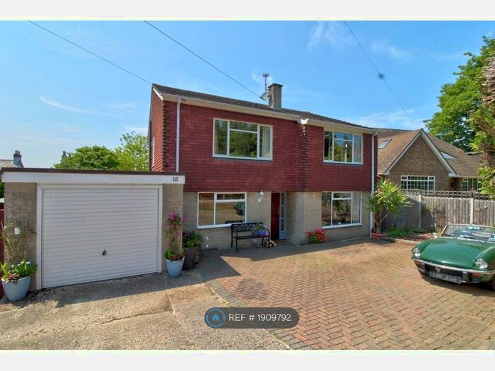 4 Bedroom Detached House To Rent In Heatherley Road, Camberley, GU15