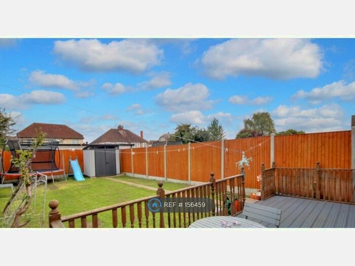 4 Bedroom Semi-Detached House To Rent In Carlton Crescent, Luton, LU3