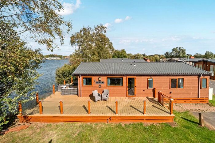 3 Bedroom Park Home For Sale In Sleaford Road, Tattershall, Lincoln, LN4