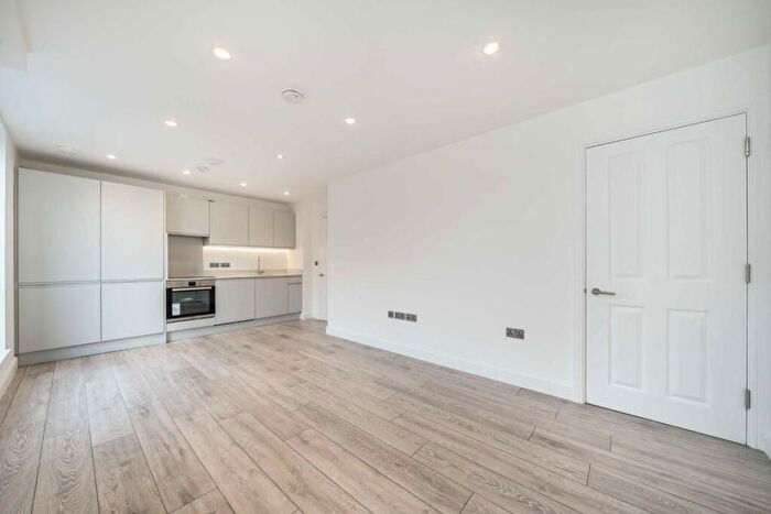 3 Bedroom Flat To Rent In Portland Road, London, SE25