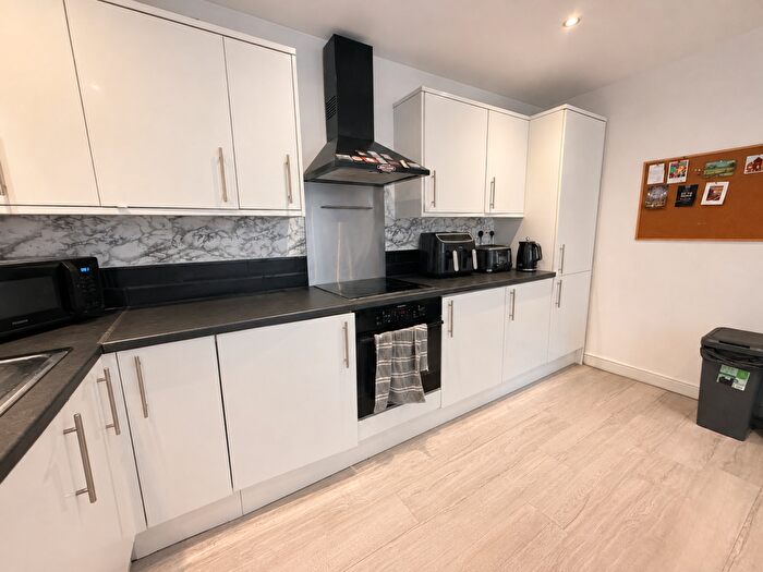 2 Bedroom Flat To Rent In Washway Road, Sale, M33