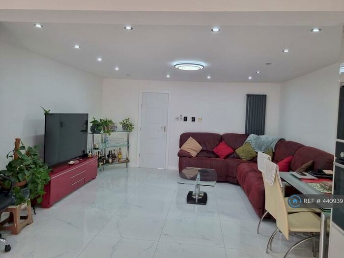 4 Bedroom Terraced House To Rent In Vanguard, London, NW9