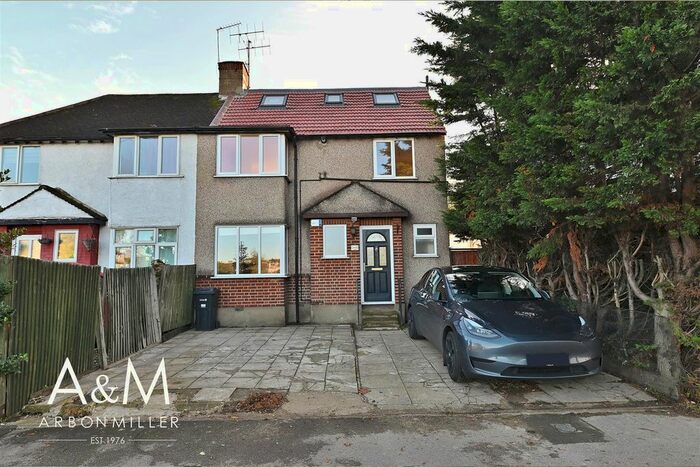 5 Bedroom Semi-Detached House To Rent In Chigwell Road, Woodford Green, IG8