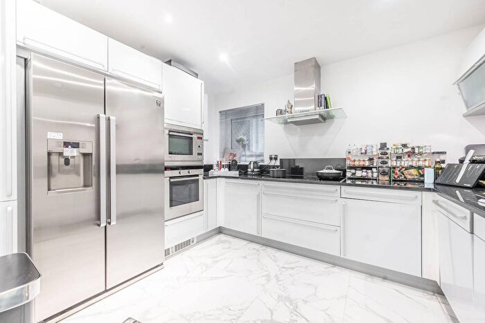 2 Bedroom Flat For Sale In Drayton Gardens, Chelsea, London, SW10