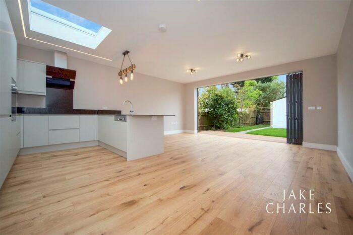 5 Bedroom Detached House To Rent In Oakleigh Road North, London, N20