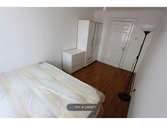 3 Bedroom Flat To Rent In Hainault Road, London, E11