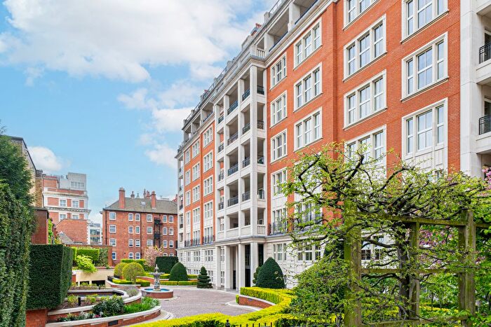 3 Bedroom Flat To Rent In Palace Green, Kensington, London, United Kingdom, W8