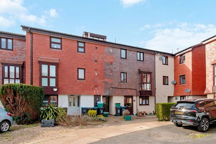 1 Bedroom Flat For Sale In Buttermere Close, Morden, SM4