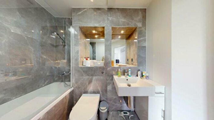 2 Bedroom Apartment To Rent In Grosvenor Court Limehouse, E14