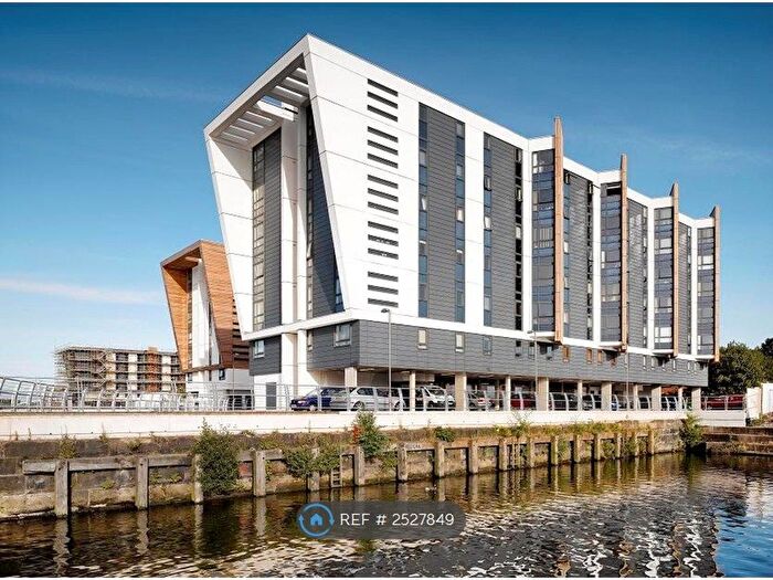 2 Bedroom Flat To Rent In The Decks, Runcorn, WA7
