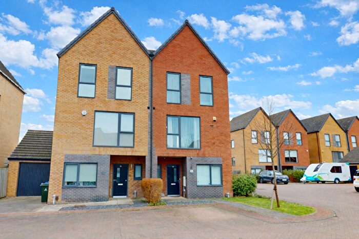 3 Bedroom Semi Detached House For Sale In Winscar Road, Lakeside, DN4