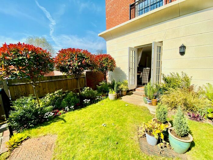 1 Bedroom Flat For Sale In Fleur De Lis, Hartley Wintney, RG27