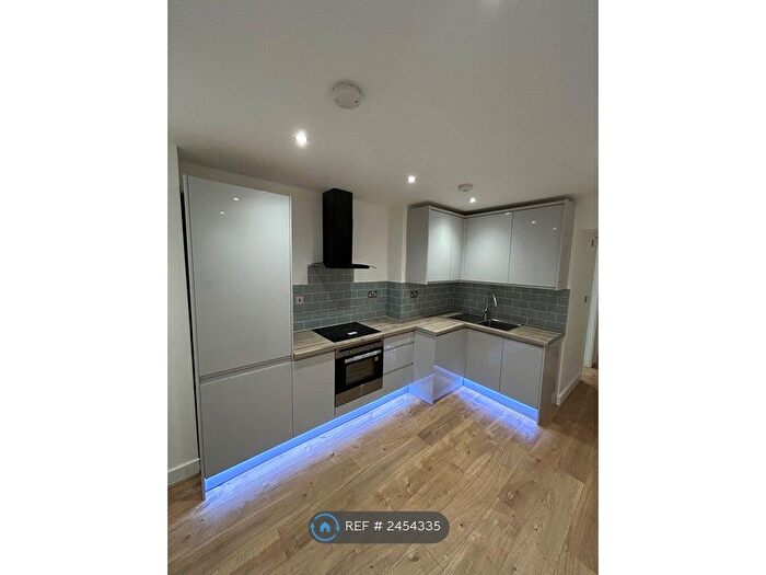 3 Bedroom Flat To Rent In Station Avenue, London, SW9