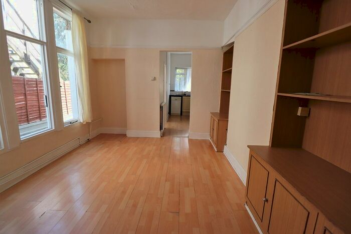 2 Bedroom Flat To Rent In Finchley Road, Westcliff-On-Sea, SS0