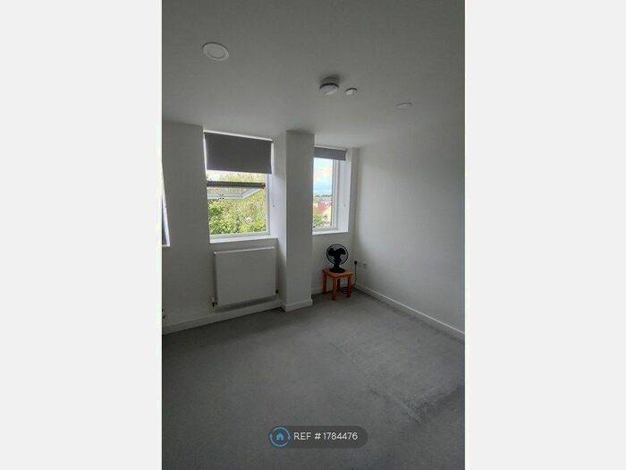 1 Bedroom Flat To Rent In The Boulevard, Crawley, RH10