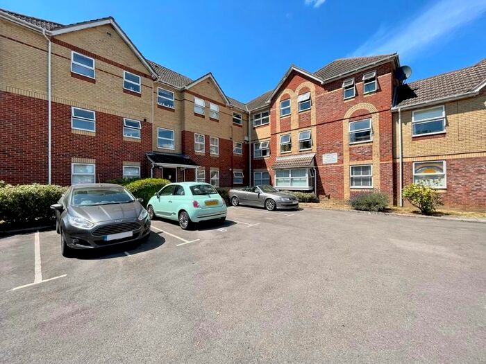 2 Bedroom Flat To Rent In Lower Northam Road, Hedge End, Southampton, SO30