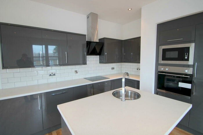 3 Bedroom Flat To Rent In Hastings Road, Bromley, BR2